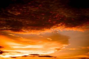 dramatisk solnedgång färgglada röda och orange himmel över och moln bakgrund multicolor kvällshimmel foto