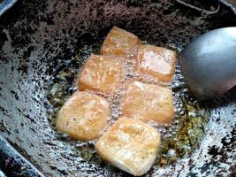 tahu goreng eller stekt tofu. indonesisk kulinarisk mat foto