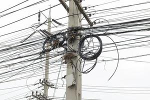 rörig kabel och ledningar på elpost foto