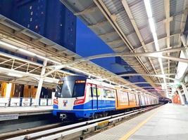 bangkok, thailand - 22 jan 2018. scen med massor av bts skytrain-passagerare som väntar bakom den gula linjen på golvet foto