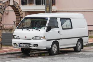 sida Turkiet mars 03 2022 vit hyundai porter är parkerad på gatan en varm sommardag foto
