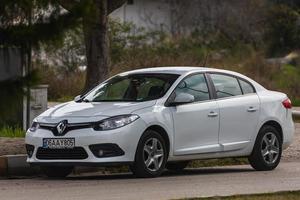 sida Turkiet 20 februari 2022 vit renault fluence är parkerad på gatan en varm sommardag mot bakgrund av en gata, park foto