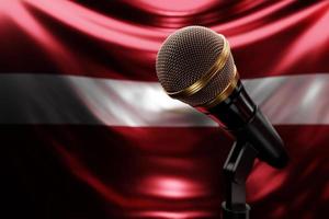 mikrofon på bakgrunden av Lettlands nationella flagga, realistisk 3d-illustration. musikpris, karaoke, radio och ljudutrustning för inspelningsstudio foto