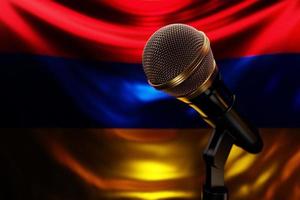 mikrofon på bakgrunden av Armeniens nationella flagga, realistisk 3d-illustration. foto