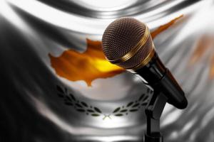 mikrofon på bakgrunden av Cyperns nationella flagga, realistisk 3d-illustration. musikpris, karaoke, radio och ljudutrustning för inspelningsstudio foto