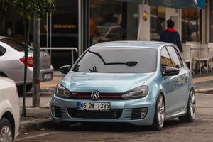 sida Turkiet mars 04 2022 blå volkswagen golf är parkerad på gatan en sommardag foto