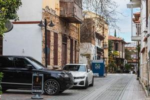 antalya turkiet 20 februari 2022 svart land rover range rover och bmw 5-serien är parkerad på gatan en varm dag foto