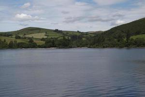 utsikt över sjön vyrnwy i mitten av wales foto