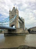 utsikt över tower bridge i london foto