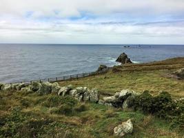 en utsikt över havet vid landslut i cornwall foto