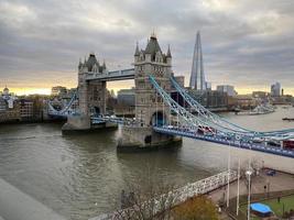 utsikt över tower bridge i london på kvällen foto