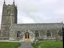 utsikt över st endellion kyrka i cornwall foto