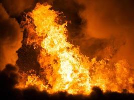 brinnande eldflamma på trähustak