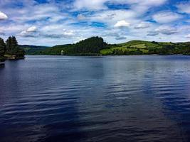 utsikt över sjön vyrnwy i mitten av wales foto