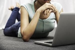 ung kvinna om medan du använder bärbar dator foto