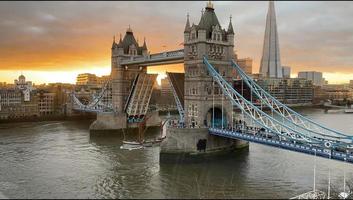 utsikt över tower bridge i london på kvällen foto