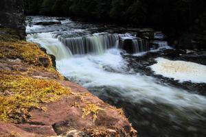 en vy över den skotska landsbygden nära fallen av clyde nära new lanark foto