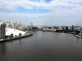 en flygfoto över london över Themsen nära ön hundar foto