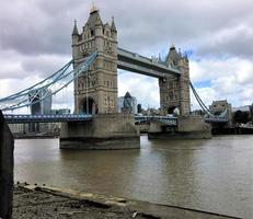 utsikt över tower bridge i london med klaffbrygga foto