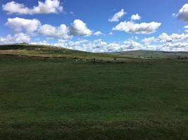 en vy av dartmoor nationalpark i devon från toppen foto