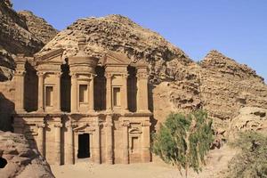 klostret - även känt som ad deir - en monumental byggnad uthuggen i sten i den antika jordanska staden petra. foto
