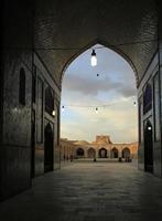 går in i jameh-moskén i Yazd, Iran foto