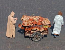 Marrakech, Marocko - 12 september 2014 - man som säljer traditionell marockansk keramik på ett stadstorg i Marrakech, Marocko foto