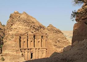 klostret - även känt som ad deir - en monumental byggnad uthuggen i sten i den antika jordanska staden petra. foto