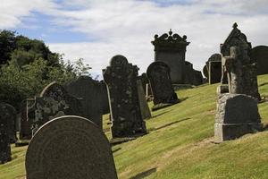 kyrkogård och kyrka i den skotska staden aberdeenshire foto