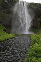 seljalandsfoss vattenfall på den södra kusten av island på en solig dag foto