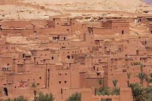 de imponerande lerstrukturerna och byggnaderna i ait ben haddou i Marocko foto