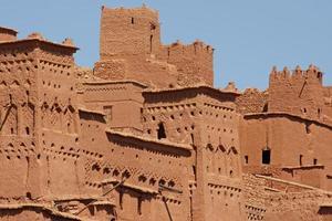 de imponerande lerstrukturerna och byggnaderna i ait ben haddou i Marocko foto