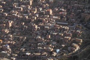 Flygfoto över de röda byggnaderna i el alto - la paz, bolivia foto