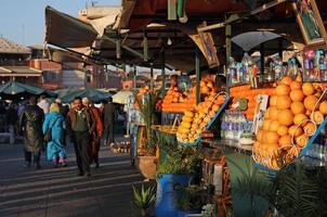 20 februari 2018 - färsk frukt och juice erbjuds i souken i Marrakech, Marocko foto