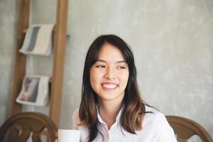 härlig asiatisk ung dam portriat - lycklig kvinna livsstilskoncept foto