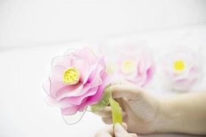 kvinna som gör vacker nylonblomma - människor med DIY handgjorda blomkoncept foto