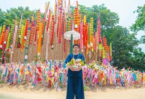 thailändska nordliga damen deltar i gammal traditionell aktivitet i ett tempel under songkran-festivalen i chiang mai, norra thailand, mycket berömd händelse i thailand foto