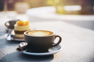 vacker färsk slappna av morgonkaffekopp set - kaffeset bakgrundskoncept foto
