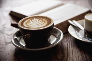 varm kaffekopp på träbord - kaffe koppla av bakgrundskoncept foto