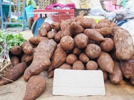 hög med färska yaconrötter till salu på marknaden foto