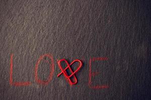 kärlekskoncept för älskare gjort med hjärtformade klipp. horisontell bild. foto
