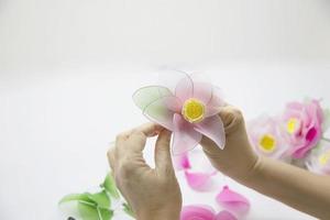 kvinna som gör vacker nylonblomma - människor med DIY handgjorda blomkoncept foto