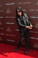 los angeles, 11 mars - alice cooper anländer till den 9:e årliga förmånen för john varvatos stuart house i john varvatos-butiken den 11 mars 2012 i west hollywood, ca. foto