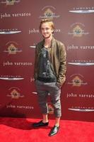 los angeles, 11 mars - tom felton anländer till den 9:e årliga förmånen för john varvatos stuart house i john varvatos-butiken den 11 mars 2012 i west hollywood, ca. foto