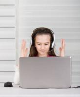 leende flicka med bärbar dator