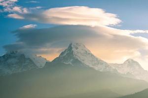 de vackra molnen över annapurna bergskedjan utsikt från Poon hill, nepal under morgonsoluppgången. foto