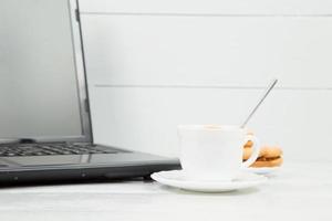 kopp kaffe och bärbar dator foto