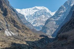 det vackra landskapet i mt.ganga purna under vandring i annapurna helgedom i nepal. annapurna sanctuary trek är den mest populära trek destinationen i annapurna regionen. foto
