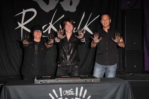 los angeles, 7 maj - robby takac, john rzeznik, mike malinin på goo goo dolls rockwalk induktion på paley center för media den 7 maj 2013 i beverly hills, ca. foto