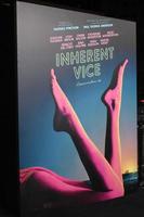 los angeles, 10 dec - inherent vice poster vid inherent vice los angeles premiär på tcl chinese theatre den 10 december 2014 i los angeles, ca foto